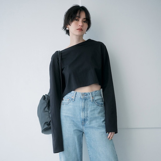 肌を出すなら脚よりお腹。アラフォー編集者たちが見つけた「クロップトトップス」で旬コーデにトライ