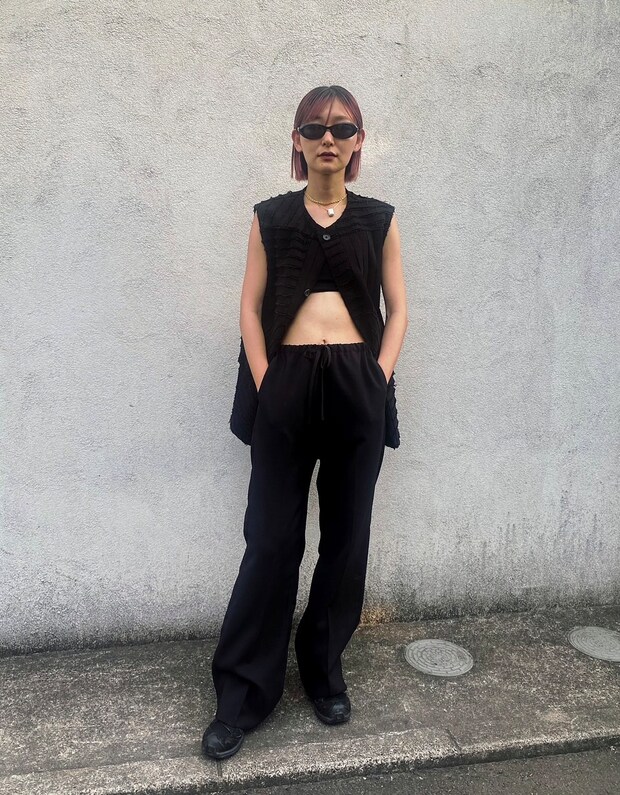 ベアトップと脚長パンツでバランス最強な初夏のモノトーン！【365日スナップ】花田百栄さん