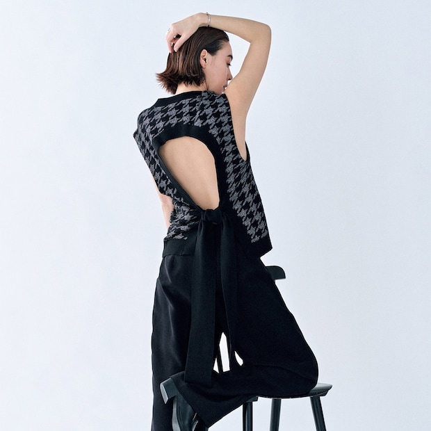 大胆な背中見せニットと脚長スラックスで最高の自分に【スタイリング/】は大人のおしゃれの味方です