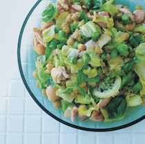 レモン＆バジルが春野菜の旨味を引き立てる！『春キャベツ、アスパラガス、 鶏肉のチョップドサラダ』