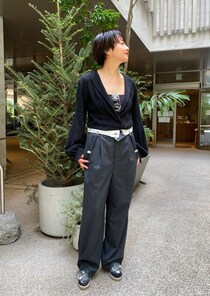 モノトーンを単調に見せない肌見せとハンサムのMIX加減が絶妙！ 【365日スナップ】髙本千晶さん