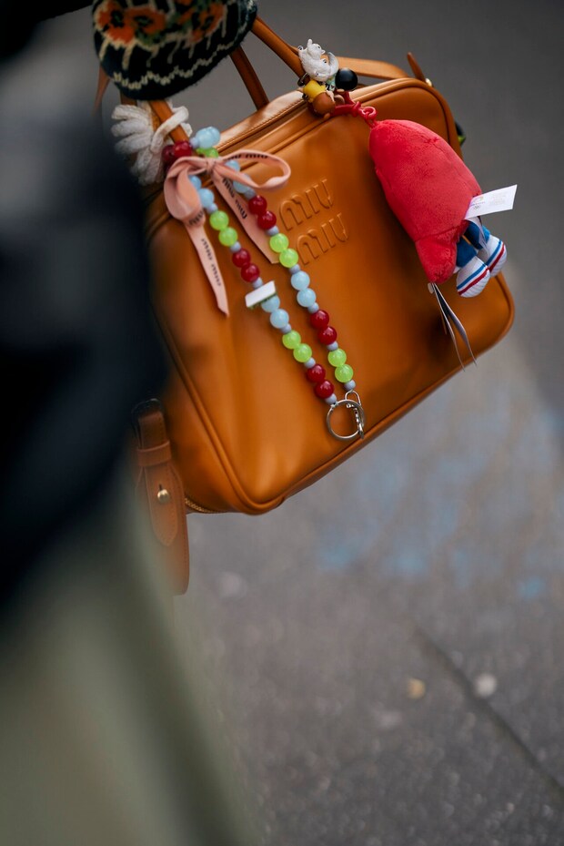 あの女優へのオマージュ？ ジャラっと付けるバッグチャームに夢中♡