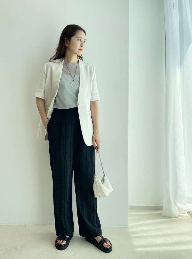 凹凸感のあるジャカードパンツでモノトーンにメリハリが！【365日スナップ】竹内雅美さん