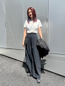 裾がねじれた短丈Tシャツでシンプルモノトーンにこなれ感が！【365日スナップ】大島麻美さん