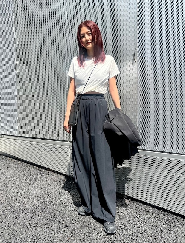 裾がねじれた短丈Tシャツでシンプルモノトーンにこなれ感が！【365日スナップ】大島麻美さん