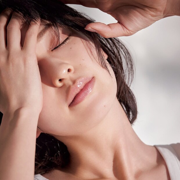 白みベージュリップで唇をパンプアップ＆赤みチークを忘れずに。河北メイクのバランス感覚が神！