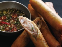 撮影時にはおいしすぎて奪い合いに！ まるで大人の上質なジャンクフード【ひき肉とえびの春巻き】