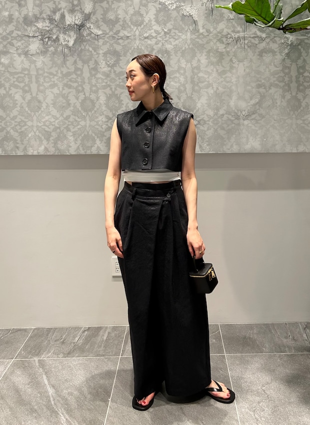 リネン+数センチのお腹見せが涼やかな夏の黒の秘訣です!【365日スナップ】秀崎 彩さん