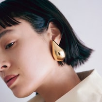 有機的なフォルムに惚れ惚れ。ジュエリーは今、シャルロット シェネとボッテガ・ヴェネタが狙い目