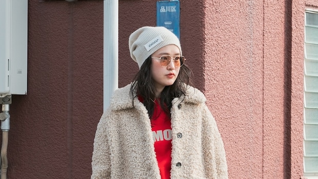 【40代スナップ】冬のモコモコ×ミュートカラーな装いに「差し色レッド」が可愛い｜大野幸菜さん