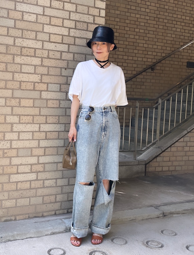 たっぷりシルエットの白Tでほっそりした印象のデニムスタイルに【365日スナップ】下島麻子さん