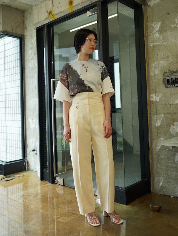 まるで歩くアート。大胆プリントTは眼鏡で小粋に着こなして【365日スナップ】遠藤美紗子さん