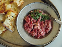 ふわ～っと口のなかでとろける食感でお酒にもカリカリバケットにも合う♡【まぐろのタルタル】