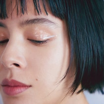 プラダのアイシャドウ、塗る電気バリブラシ⁉洒落顔の4人が選ぶ最新コスメ＆スキンケアはコレだ！