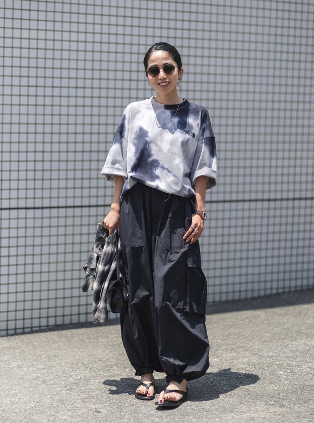 ノースフェイスのタイダイTシャツで夏のモノトーンを満喫！【365日スナップ】佐竹 彩さん