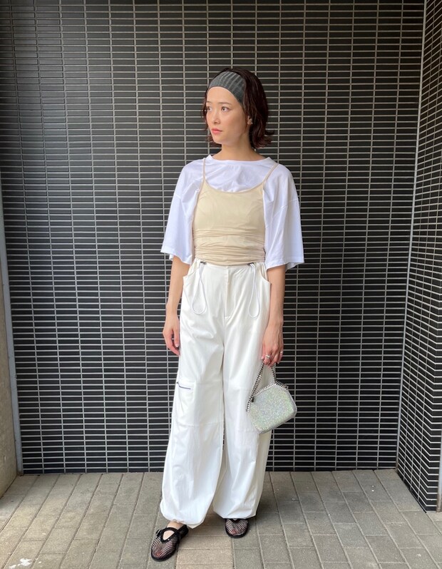 ビッグTにタイトなキャミを重ねて全身白スタイルにメリハリを【365日スナップ】増渕聡美さん