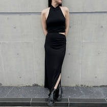 まさかのパッドつき。“1枚で洒落る”を約束する、着心地抜群デタームのドレス