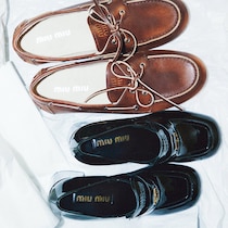 「ミュウミュウのシューズ」と「ルメールのカスタネットミラー」手っ取り早く小物で旬度アップ！