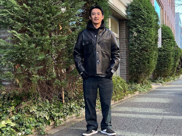 フーディーをマフラー代わりに。素材違いの「黒」を重ねて洒落た防寒コーデ完成！【メンズ服に学ぶ】