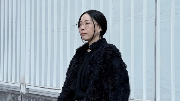 【40代スナップ】異素材ブラックコーデにシルバーのメガネ＆アクセで洒落感底上げ！｜望月 恵さん