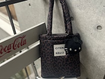 スタイリスト金子綾さんのさすがなセンスに悶絶！【シテン】のレオパード柄パフィトートがPCバッグに最適だった！