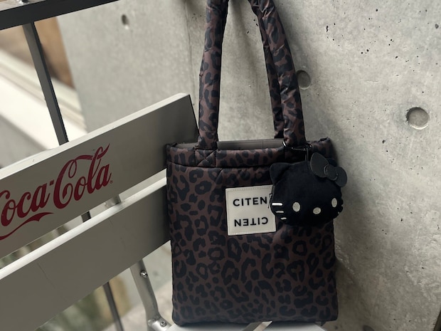 スタイリスト金子綾さんのさすがなセンスに悶絶!【シテン】のレオパード柄パフィトートがPCバッグに最適だった!