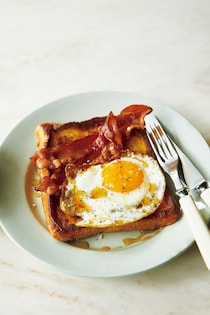 甘い＆しょっぱいって最強！ わがままを叶えてくれる目玉焼きのせフレンチトースト【レシピ】