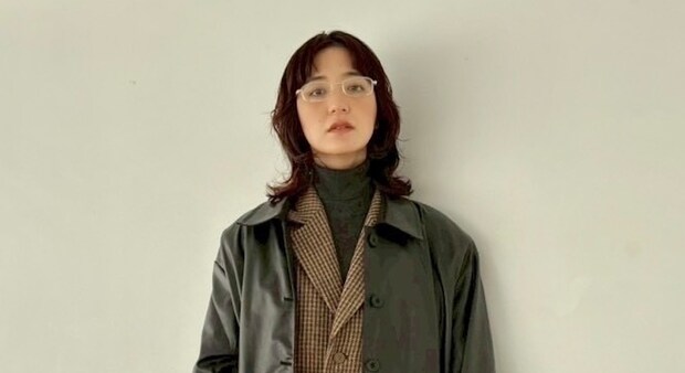 【40代スナップ】冬のダークトーンコーデに「ゴールド眼鏡」でキラリと洒落る!|片桐ゆたかさん