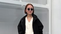 【40代スナップ】「サングラス」投入の「モノトーンコーデ」が超洒落てる！｜野村麻里子さん