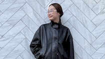 【40代スナップ】レザー、レースに「メタルフレーム眼鏡」の異素材ミックスが旬！｜鈴木瑞恵さん