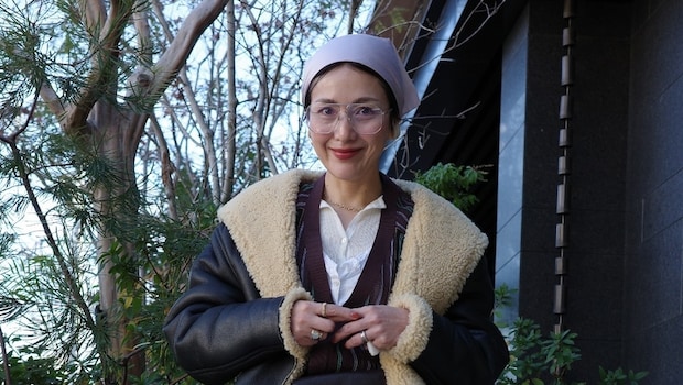 【40代スナップ】存在感はあるのにコーデを邪魔しない！ 優秀アイウェアで旬顔に♡｜早川洋子さん