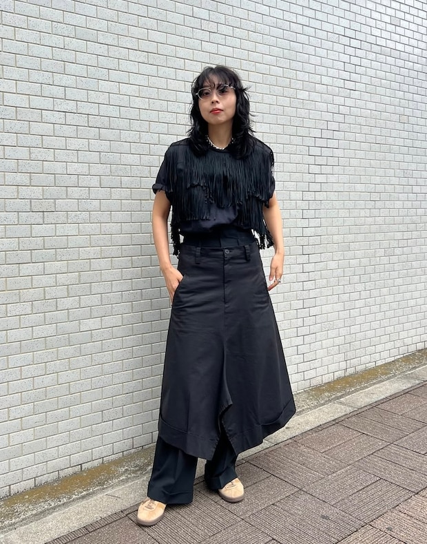フリンジベストにパンツ+スカート。夏の黒レイヤードのお手本!【365日スナップ】上條結花さん