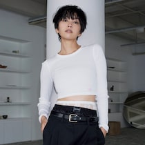 クロップト丈トップスの日はデニムを封印！「シック」な装いが大人の肌見せの最適解です