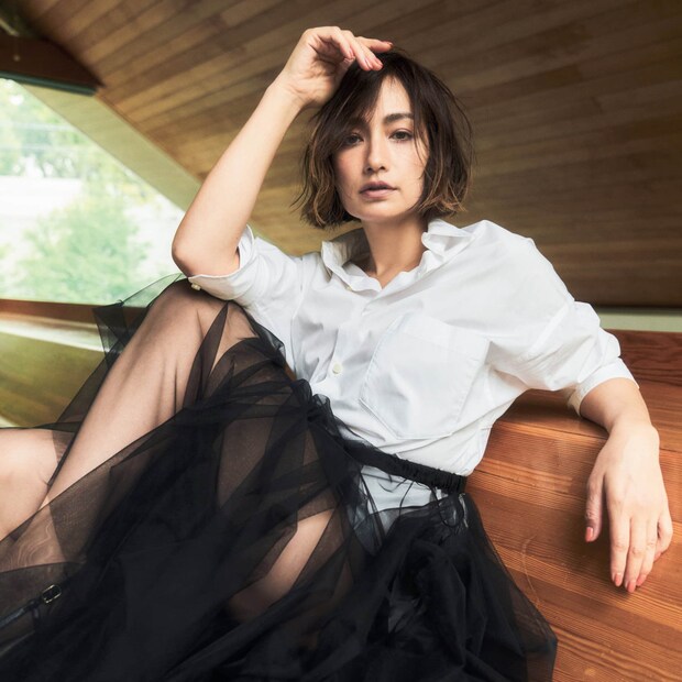 着るだけでキマる。スタイリスト加藤かすみさん流、40代以上のシャツとブラウスの選び方