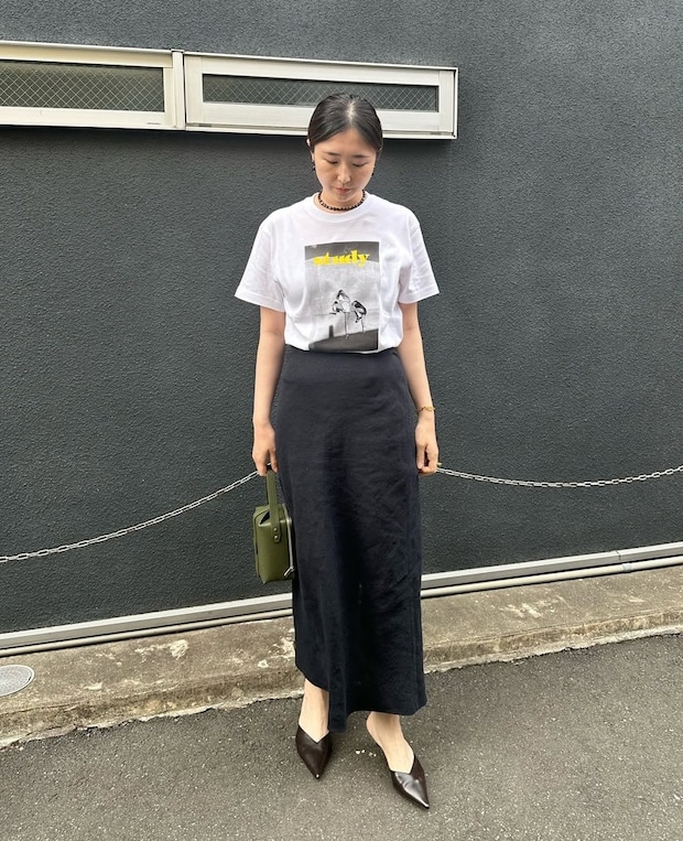 スカートにヒール、ジュエリー。カジュアルTをグッと女っぽくシフト【365日スナップ】井上沙希さん