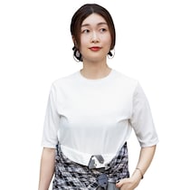 「ビスチェと赤リップでシンプルコーデに華やかさを」市川綾子さんに学ぶ白T着こなし術