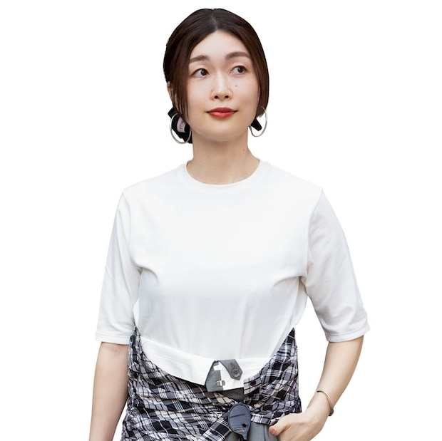 「ビスチェと赤リップでシンプルコーデに華やかさを」市川綾子さんに学ぶ白T着こなし術