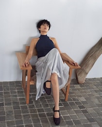 「ノースリーブ、だけどハイネック」の禁欲的な魅力。大人の肌見せはスーパーシック、が正解！