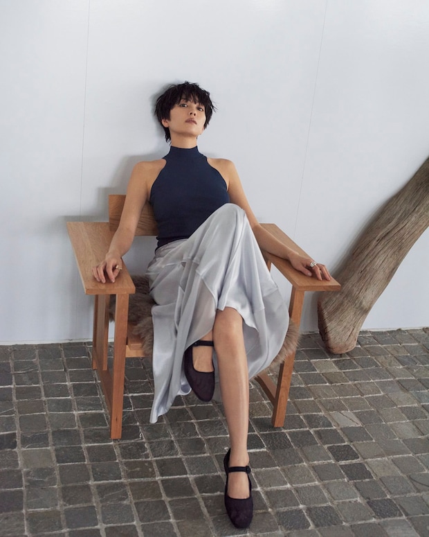 「ノースリーブ、だけどハイネック」の禁欲的な魅力。大人の肌見せはスーパーシック、が正解!
