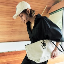 同素材のパンツとセットアップで着たい！ 加藤かすみさんイチオシ【サードマガジン】の半袖シャツ