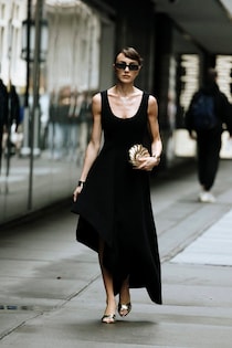 胸元が大きくあいているのがトレンド！海外ファッショニスタが着る暑い日の黒いワンピース８選