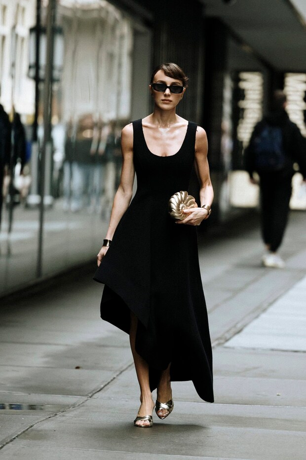 胸元が大きくあいているのがトレンド!海外ファッショニスタが着る暑い日の黒いワンピース8選