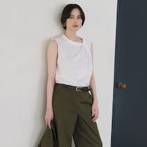 シンプルだけどちょっとヒネりがある。【theory】で見つけた40代向け優秀トップス5選