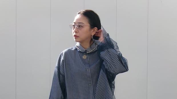 【40代スナップ】レディなアイテムをクール見せ「アイウェア」使いを真似したい！｜冨樫久美さん