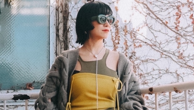 【40代スナップ】絶妙グリーンの「ぽってりサングラス」がコーデを春モードに♡｜中山良子さん