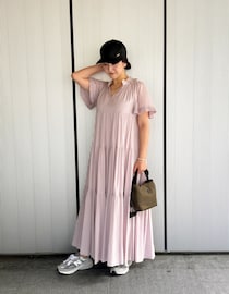 ロマンティックなピンクのワンピはスニーカーとキャップがマスト【365日スナップ】河野なみこさん