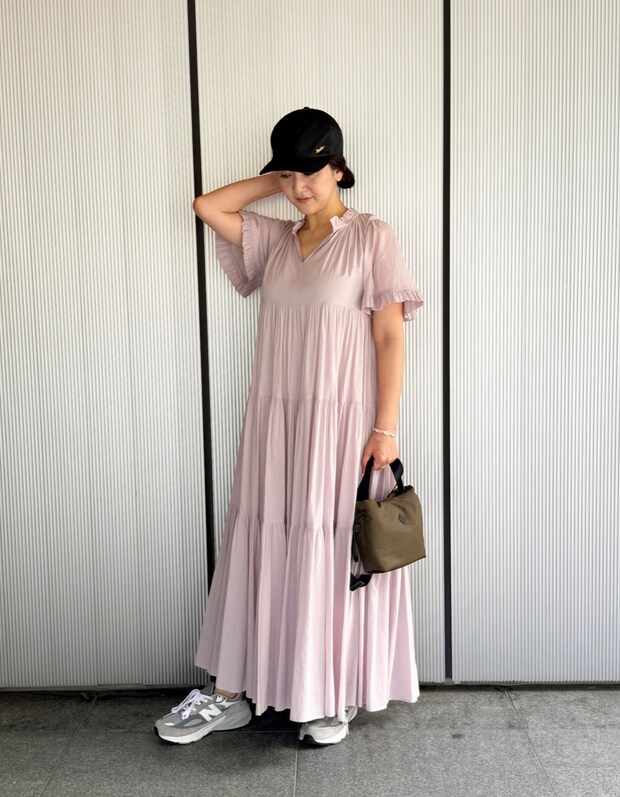 ロマンティックなピンクのワンピはスニーカーとキャップがマスト【365日スナップ】河野なみこさん