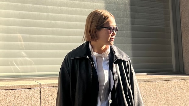 【40代スナップ】モノトーンコーデを春にする「ネイビーのサングラス」が映える！｜浅子智美さん