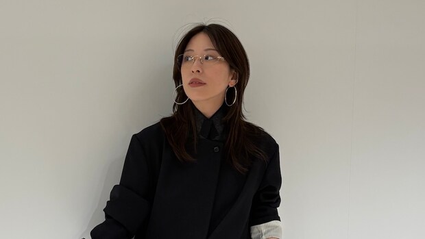 【40代スナップ】かけるだけで洗練「リムレスメガネ」で女っぽさをちょい足し｜佐藤明日香さん