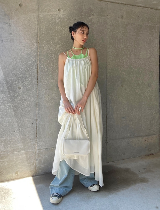 ボリューミーなキャミワンピは太めデニムに重ねて一気に日常着に【365日スナップ】佐々木瑠奈さん